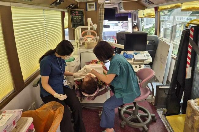 서울 관악구가 독거노인과 거동이 불편한 주민들을 위해 찾아가는 치과진료소를 올해 시범 운영한다.