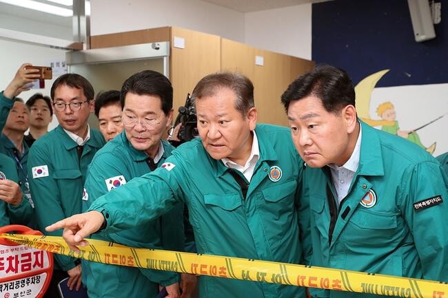 이상민 행정안전부 장관이 13일 오전 전북 부안군 상하수도사업소 지진 피해현장을 찾아 복구현황을 청취하고 시설물을 점검하고 있다.&nbsp;