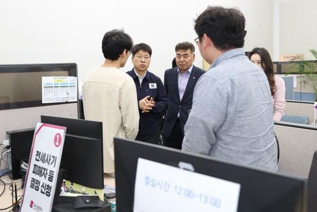 진현환 국토교통부 제1차관은 부산시청에 위치한 부산 전세피해지원센터를 방문하여 전세피해 임차인들에게 법률정보 제공 및 심리상담 등 업무를 수행하는 직원들을 격려하고, 실제 지원 사례 등 센터 운영현황을 점검했다.