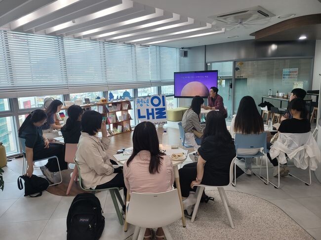 청년내일에서 멘토링교육을 진행하고 있는 사진