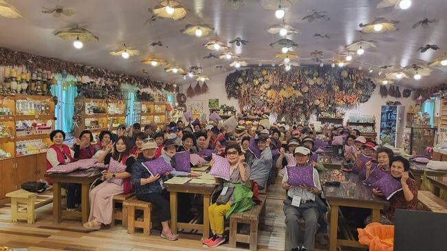 서울 강북구(구청장 이순희) 여성연합회는 지난 11일 홀몸 어르신 60여명을 모시고 경기도 포천에 위치한 허브 아일랜드로 '꽃보다 어르신' 야외 나들이 행사를 다녀왔다.