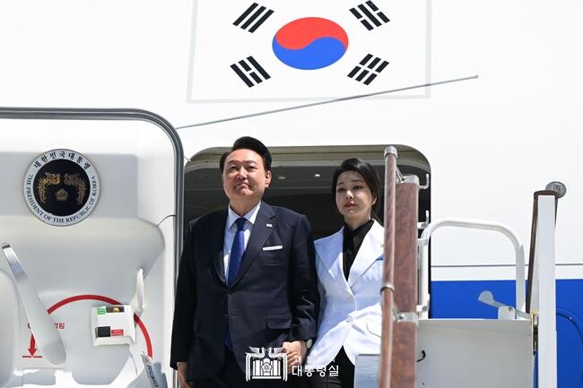 6월 13일 윤석열 대통령 부부는 우즈베키스탄 국빈 방문을 위해 타슈켄트 공항에 도착했다.&nbsp;