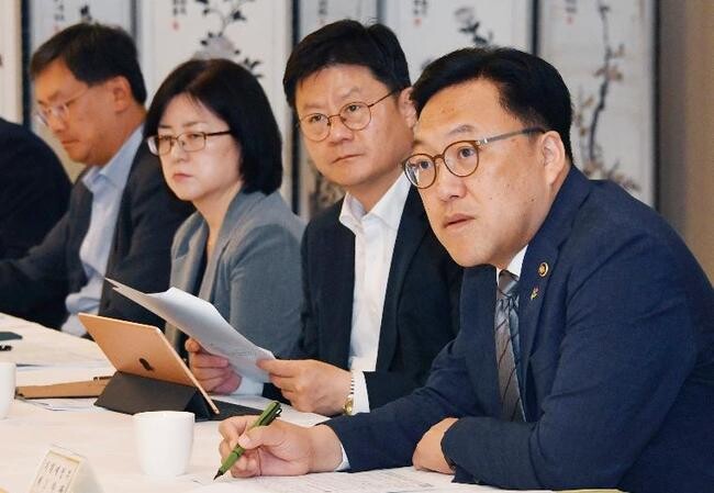 김병환 기획재정부 1차관은 14일 오전 9시 정부서울청사에서 '제42차 경제관계차관회의 겸 제24차 물가관계차관회의'를 주재하고 있다. 