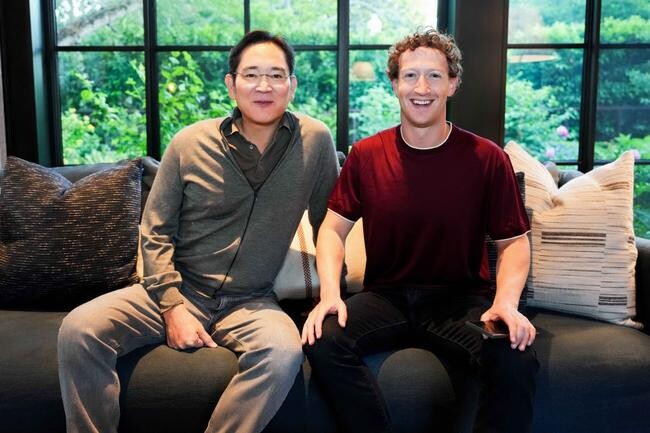 11일(현지시간) 이재용 삼성전자 회장이 미국 서부 팔로 알토에 위치한 마크 저커버그(Mark Zuckerberg) 메타 CEO 자택에서 기념 사진을 촬영하는 모습&nbsp;