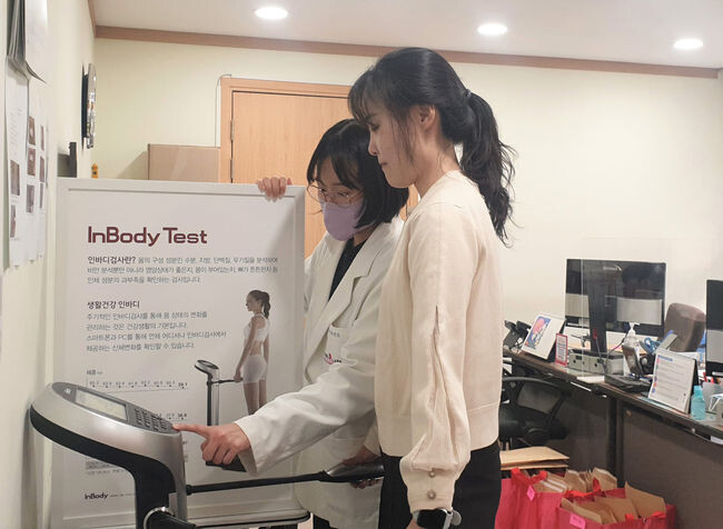 영등포구보건소 대사증후군센터에서 체성분 검사를 하고 있는 모습
