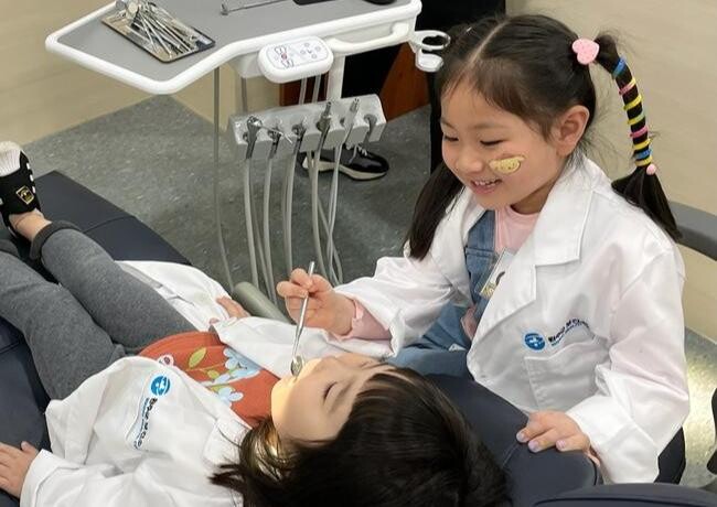 완주군이 관내 어린이집 및 유치원 미취학 아동을 대상으로 바른 구강관리 습관 형성을 위한 '즐거운 치과체험교실'을 운영하고 있다.