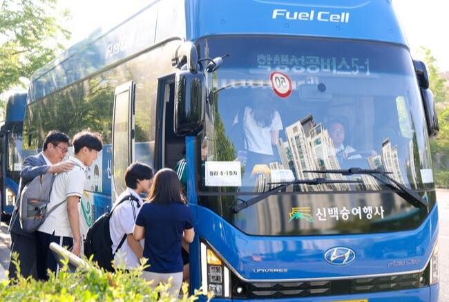 도성훈 인천광역시교육감은 17일 오전 친환경 공유통학버스인 '인천학생성공버스'에 직접 탑승해 등교하는 학생들과 소통의 시간을 가졌다.
