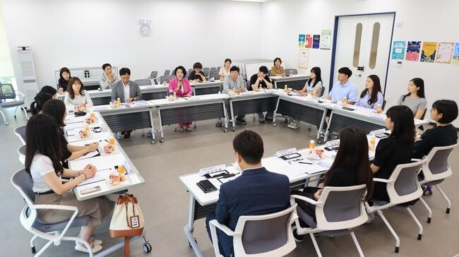 과천시는 지난 13일, 일자리&50플러스센터에서 '과천형 기업인턴 체험사업' 마무리에 앞서 내년도 사업 계획에 반영할 아이디어를 얻고자 사업 참여자, 기업 관계자 등과 간담회를 개최했다.