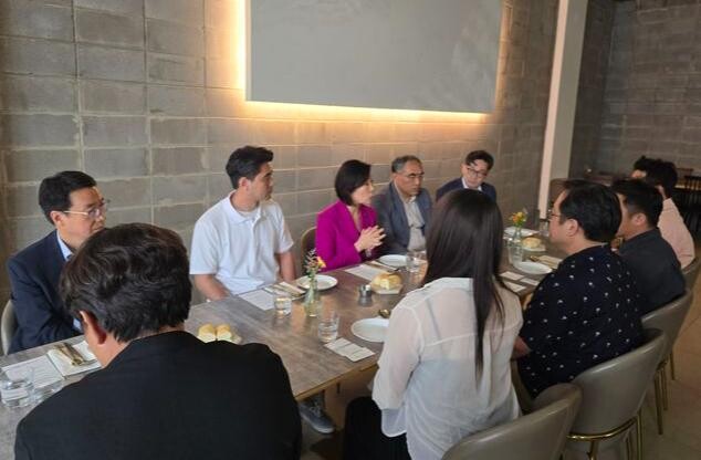 오영주 중소벤처기업부 장관이 17일 세종에서 열린 '골목상권 활성화 관련 업계 및 전문가 간담회'에서 로컬크리에이터 중심의 지역상권 활성화 방안에 대해 참석자들과 논의하고 있다. 