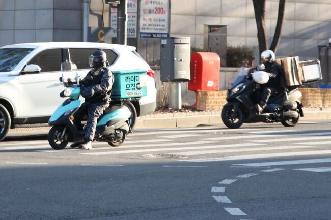 국민권익위원회는 국토교통부, 경찰청, 한국교통안전공단과 함께 17일부터 다음 달 31일까지 화물차&middot;이륜차의 불법개조와 난폭운전 등 도로 위 공익침해행위에 대한 집중신고기간을 운영한다. 사진은 기사의 특정 내용과 무관함. &nbsp;