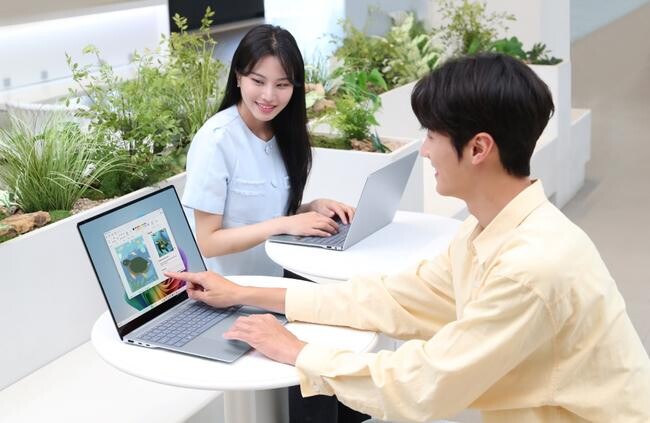 삼성전자 모델이 강력한 갤럭시 AI의 PC경험을 제공하는 &lsquo;갤럭시 북4 엣지&rsquo;를 체험하고 있다.&nbsp;