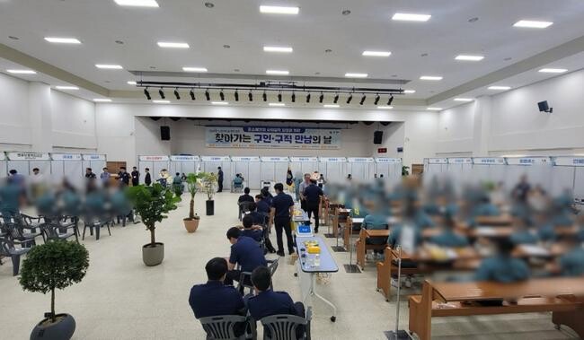 법무부는 18일 오전 10시, 전국 4개 지방교정청 주관으로 '출소예정자를 위한 구인·구직 만남의 날' 행사를 동시 개최했다고 밝혔다. 