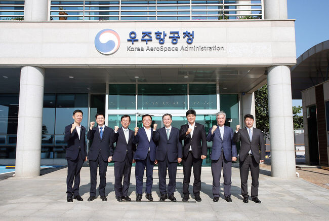 왼쪽부터 노경원 우주항공청 차장, 김남균 한국전기연구원장, 최철진 한국재료연구원장, 홍남표 창원특례시장, 윤영빈 우주항공청장, 최재호 창원 상공회의소 회장, 조명래 창원특례시 제2부시장, 박민원 창원대학교 총장)
