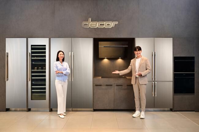 삼성전자 모델이 삼성스토어 신세계 강남점에서 럭셔리 빌트인 가전 브랜드 &lsquo;데이코(Dacor)&rsquo; 제품을 소개하고 있다.&nbsp;