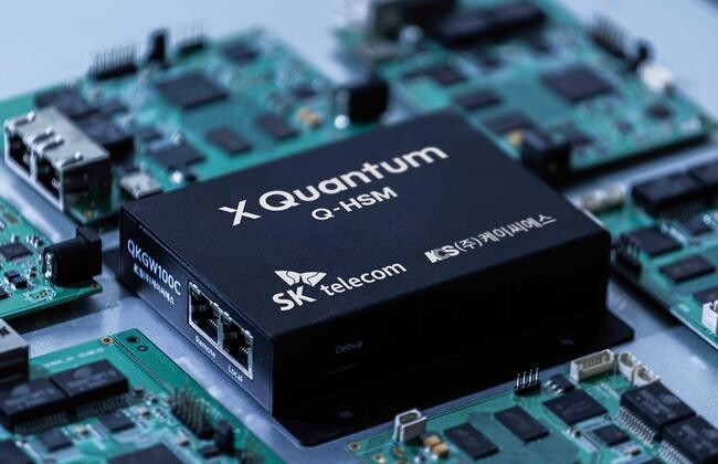 SK텔레콤은 대한민국 양자 대표기업들의 연합체 &lsquo;퀀텀 얼라이언스&rsquo; 명칭을 &lsquo;X Quantum(엑스퀀텀)&rsquo;으로 확정하고, 첫 상용 제품을 선보이며 본격적인 활동에 나선다고 19일 밝혔다.