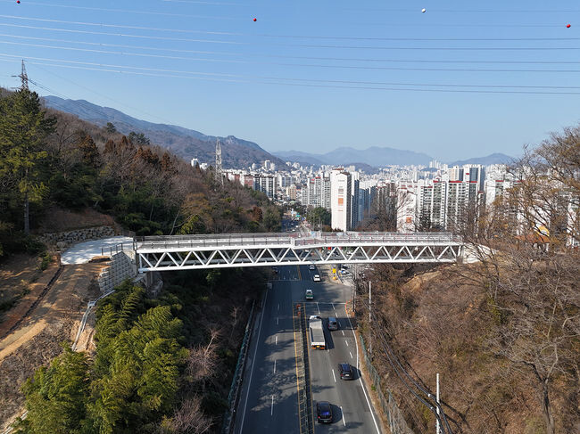 도로로 단절되었던 무학산~청량산, 하늘다리로 연결&nbsp;