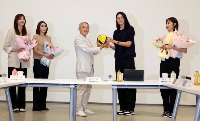 유인촌 문화체육관광부 장관이 20일 서울 종로구 국립현대미술관 서울관에서 열린 배구협회 및 여자배구 국가대표 은퇴선수 간담회에 앞서 김연경 선수에게 사인볼을 선물받고 있다.