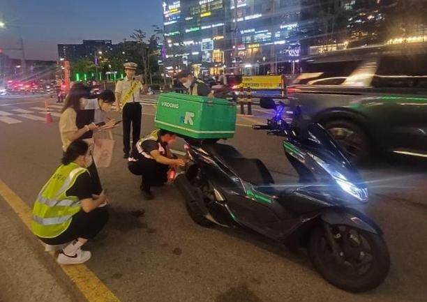 남양주시(시장 주광덕)는 지난 17일 다산동 선형공원 일대에서 남양주 남부경찰서 및 한국교통안전공단 경기북부본부와 합동 단속을 실시했다.