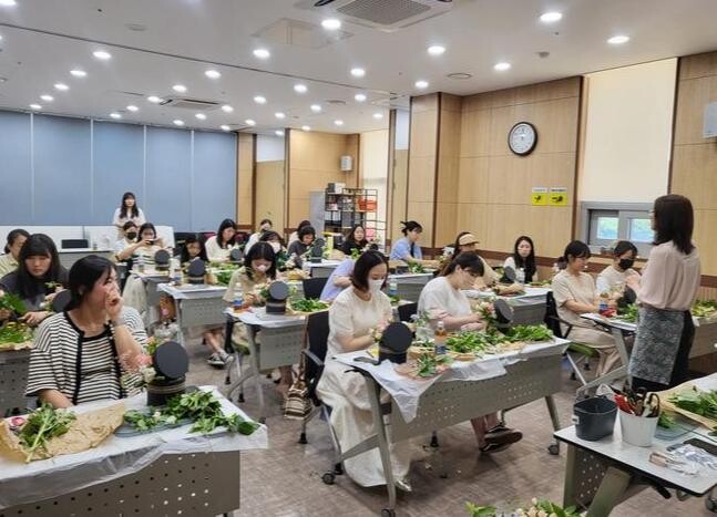 평택시 송탄보건소에서는 지난 18일과 19일 지역 내 임신 16주 이상 32주 이하의 임산부를 대상으로 힐링 원예 태교 '햇박스 꽃꽂이 교실'을 진행했다.