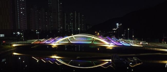 용원교 야간경관 개선사업이 완료된 교량 전경