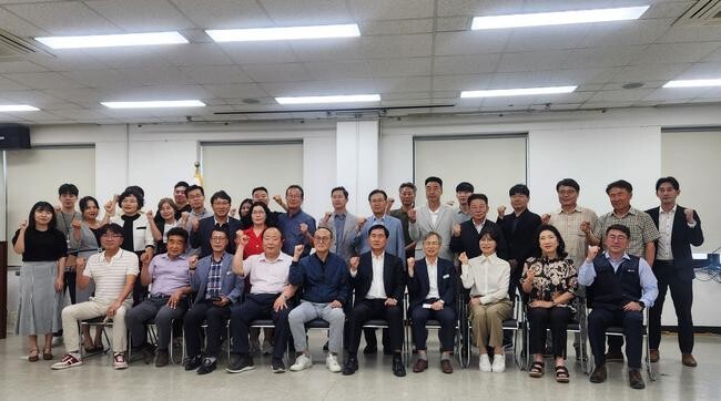 김포시는 지난 19일 김포본동 행정복지센터 3층 대회의실에서 김포상공회의소, 김포건설관련기업인협의회와 북변 3·4·5지구 조합장, 관련 건설사 등 34명이 참석한 가운데 '김포지역경제활성화를 위한 기업 간담회'를 개최했다.