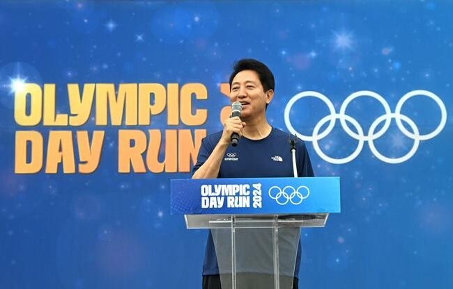 오세훈 서울시장이 23일(일) 오전 올림픽공원 평화의광장 일대에서 열린 &lsquo;올림픽데이런 2024&rsquo;에 참석해 축사를 하고 있다.