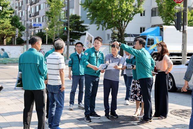 오언석 도봉구청장이 ‘도봉산 거리가게 환경개선사업’ 진행상황 등을 보고받고 있다(2024. 6. 18. 도봉산 거리가게 일대)(사진 가운데 오언석 도봉구청장)