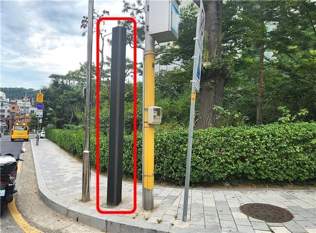 동작구는 악취로 인한 주민 불편을 해소하고 쾌적한 생활환경을 조성하고자 &lsquo;하수악취 저감사업&rsquo;을 추진한다. 사진은 동작구 사당동 남성역 인근에 &lsquo;지주형 흡착분해식 악취저감장치&rsquo;를 설치한 모습