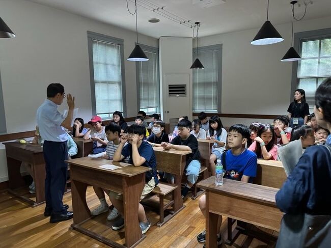 배재학당 역사박물관(영어와 한국어로 진행되는 역사․문화해설에 이어 영어 발표 수업이 진행된다)
