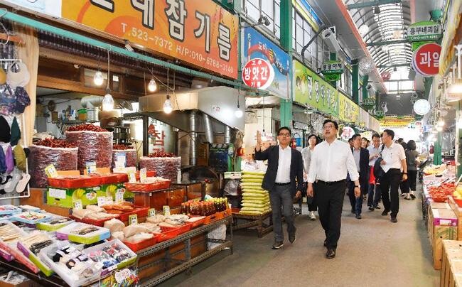 김병환 기획재정부 차관이 6월 24일 오후 대전 소상공인 민생현장 현장방문차 대전 서구 도마큰시장을 방문, 시장을 시찰하며 물가점검을 하고 있다. 