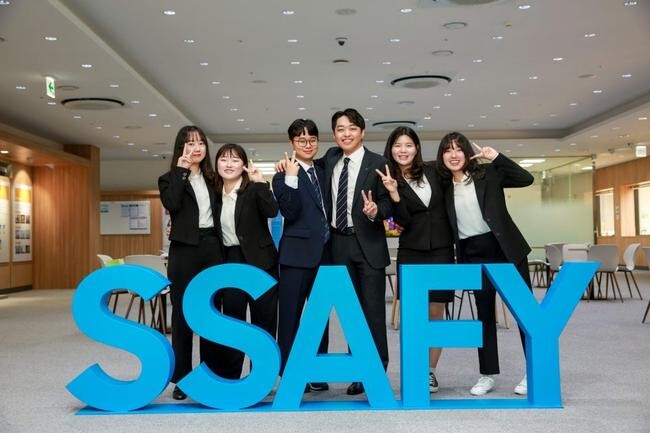 ’SSAFY 부울경 캠퍼스’ 10기 교육생들이 수료식을 앞두고 기념 촬영을 하고 있다. 