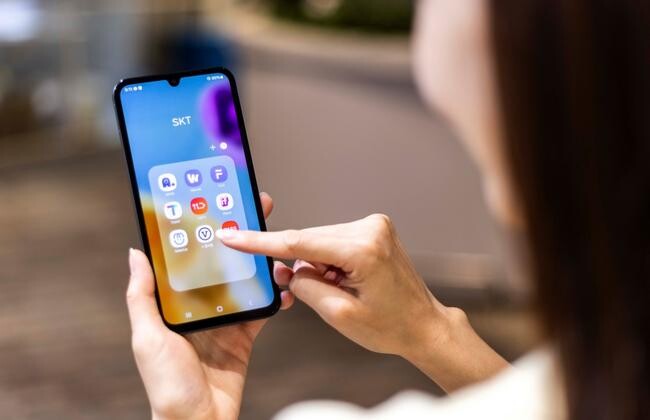 SK텔레콤은 30만 원대 중반 가격의 가성비 5G 스마트폰 &lsquo;갤럭시 와이드7&rsquo;를 26일부터 공식 온라인몰 T다이렉트샵과 오프라인 매장 T월드에서 단독 출시한다고 밝혔다.