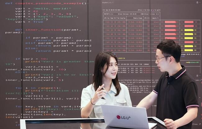 LG유플러스가 생성형 AI &lsquo;익시젠(ixi-GEN)&rsquo;을 출시했다. 사진은 LG유플러스 직원들이 익시젠 기술을 테스트하는 모습.&nbsp;