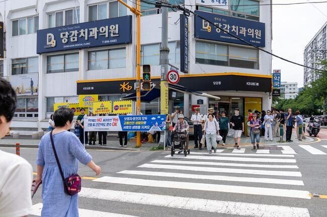 부산 부산진구(구청장 김영욱)는 26일 당감시장 앞 도로에서 직원, 지역 유관단체원 등 40여 명이 참여한 가운데 노인 교통사고 예방을 위한 캠페인을 개최했다.