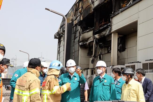 이상민 행정안전부 장관이 지난 24일 경기도 화성시 서신면 소재 일차전지 제조 업체 공장의 화재 현장을 찾아 소방관들의 화재진압 활동 상황 등을 점검하고 있다.&nbsp;