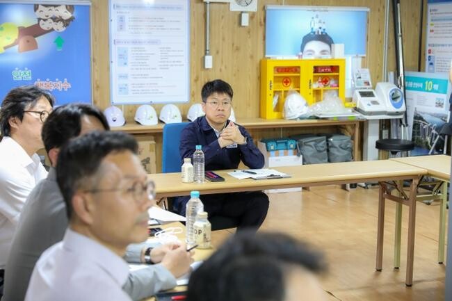 국토교통부는 6월 27일 오후 동작구 수방사 공공주택 사업 현장을 방문하여 한국토지주택공사(LH) 등 현장 관계자들로부터 사업 추진계획을 보고받고 안전관리 현황을 점검했다.
