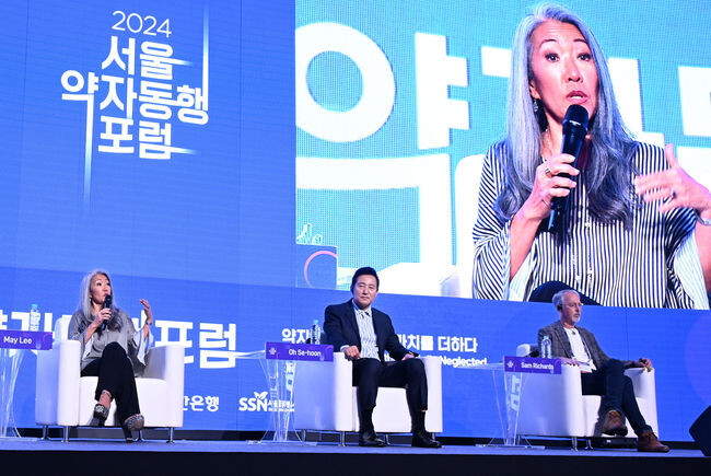 27일(목) 오전, DDP 아트홀2관에서 열린 &lsquo;2024 서울 약자동행 포럼&rsquo;에 참석한 오세훈 서울시장이 특별대담에서 메이 리 대표의 답변을 청취하고 있다.(사진 왼쪽부터 메이 리 로투스 미디어 하우스 대표, 오세훈 시장, 샘 리처드 펜실베니아주립대학교 교수)