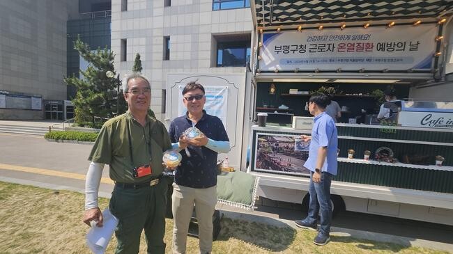 부평구(구청장 차준택)가 지난 26일 혹서기 폭염 속에서 업무를 수행하는 현장 근로자들의 건강과 안전을 위해 푸드트럭을 진행했다.