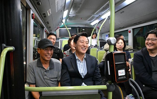 오세훈 서울시장이 28일(금) 새벽 4시 광장시장 중앙정류소에서 새벽동행 자율주행버스에 탑승해 이른 새벽 직장으로 출근하는 시민들과 대화를 나누고 있다.