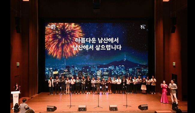 성과굥유회에서 주민들과 합창 