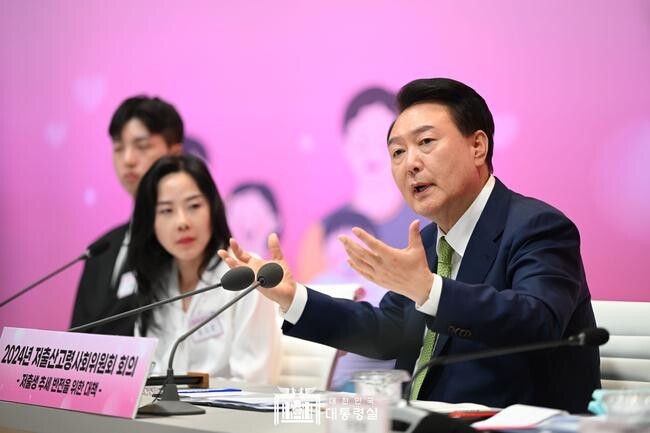 윤석열 대통령이 지난 6월 19일 HD현대 아산홀에서 &ldquo;저출생 추세 반전을 위한 대책&rdquo;을 주제로 '2024년 저출산고령사회위원회 회의'를 주재하고 있다.&nbsp;