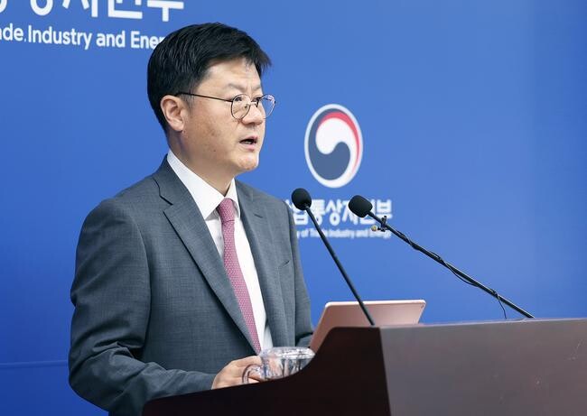 최우석 산업통상자원부 무역투자실장은 2024. 7. 1(월) 11:00 정부세종청사 산업부 기자실에서 2024년 6월 수출은 전년 대비 +9.1% 증가한 3,348억 달러, 수입은 6.5% 감소한 3,117억 달러, 무역수지는 231억 달러 흑자를 기록한 것과 관련하여 기자단에게 브리핑을 한 후 질의응답의 시간을 가졌다. 