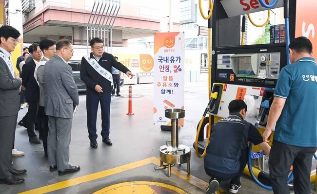 최남호 산업통상자원부 2차관은 7월1일 유류세 일부 환원 시행일에 맞춰 경기도 안양시 소재 안양동 주유소를 방문해 석유 판매가격 동향을 점검하고, 석유공사, 석유관리원, 알뜰공급사(SK에너지) 등 알뜰주유소 관계자들을 격려했다.