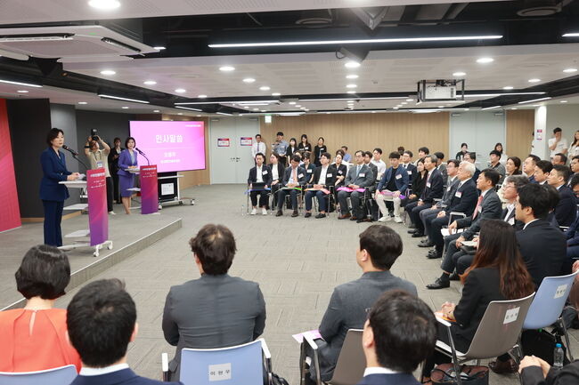 오영주 중소벤처기업부 장관이 2일 서울 마포구 프론트원에서 열린 '스타트업 법률자문단 출범식'에서 인사말을 하고 있다.&nbsp;