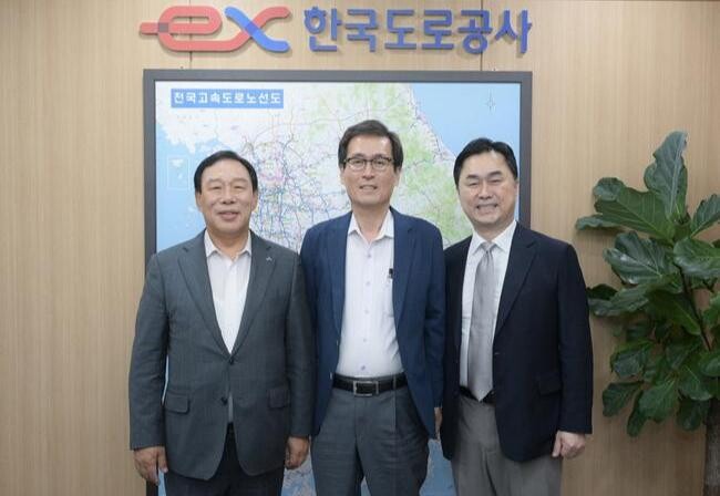 최민호 세종특별자치시장이 지난 2일 함진규 한국도로공사 사장을 만나 세종시 내 하이패스 나들목(IC) 설치를 위한 적극적인 협조를 당부했다.&nbsp;