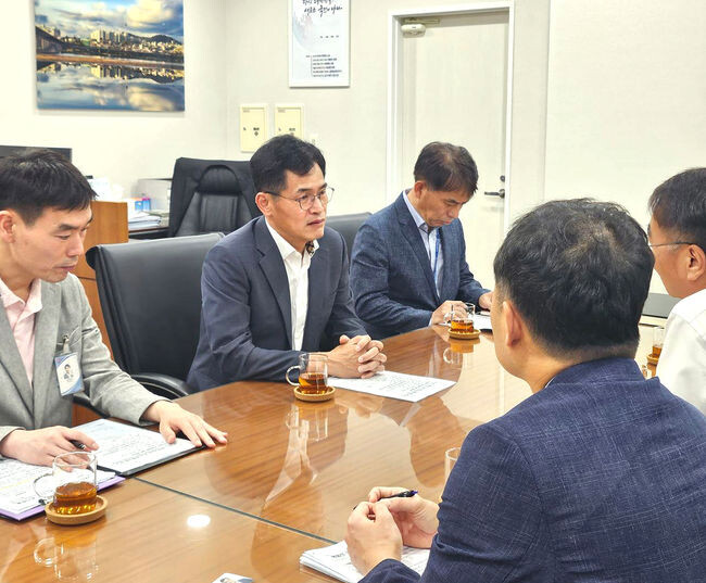 3일 오후 서울시청을 방문해 목동선 필요성을 강력히 촉구하는 이기재 양천구청장