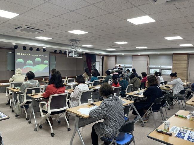 서울 강북구가 운영하는 대사증후군 영양관리 프로그램 '퇴근 길 건강 한 끼'에 참석한 구민들이 올바른 식습관에 대해 배우고 있다.&nbsp;