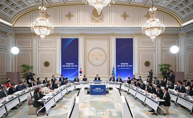 윤석열 대통령은 7월 3일 청와대 영빈관에서 '2024년 하반기 경제정책방향 및 역동경제 로드맵' 발표 행사를 주재하고, '소상공인‧자영업자 종합대책'을 논의했다.