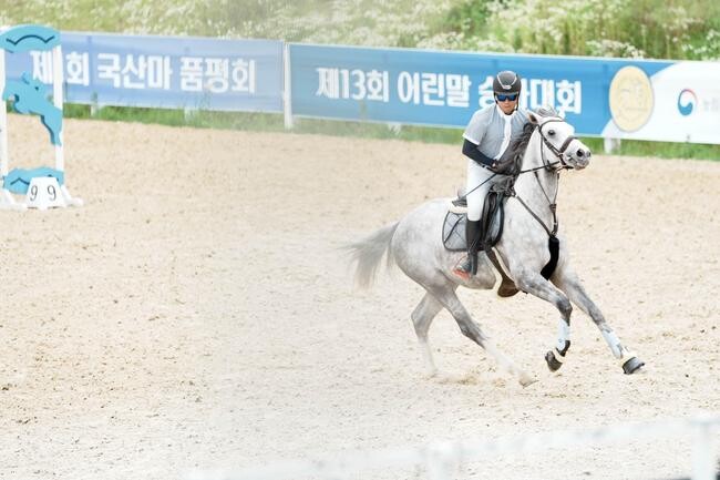 지난 25일부터 3일간 한국마사회(회장 정기환) 86&middot;88승마장에서 개최된 2024년 '제1회 국산마 품평회 및 제13회 어린말 승마대회'가 성공적으로 마무리됐다.