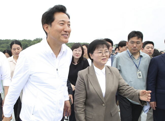 이순희 서울 강북구청장이 2023년 6월 북한산고도지구 현장의 의견을 듣기 위해 덕성여자대학교 차미리사기념관에 방문한 오세훈 시장에게 고도지구 규제 지역 일대에 관해 설명하고 있다.